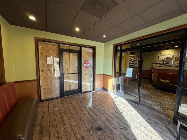 More Photos Of 4111 Timberlake Dr, Pontoon Beach Restaurant For Lease