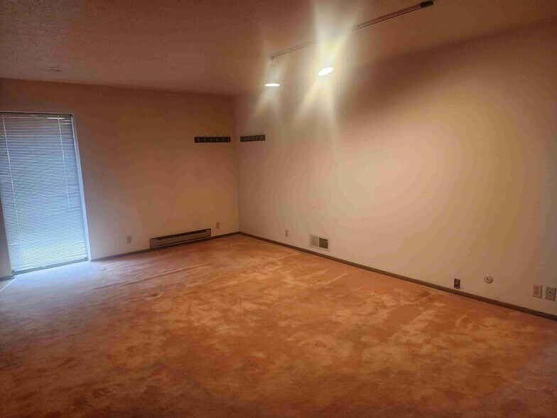 More Photos Of 85 W 300 S, Bountiful Freestanding For Lease