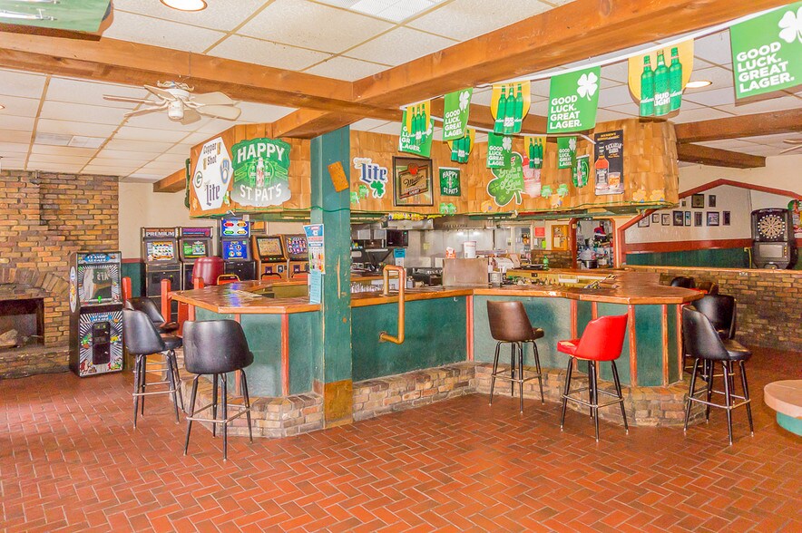 More Photos Of 318 W North Water St, New London Bar For Sale
