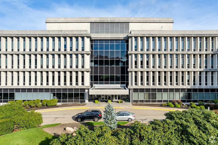 Primary Photo Of 700 Quaker Ln, Warwick Office For Lease