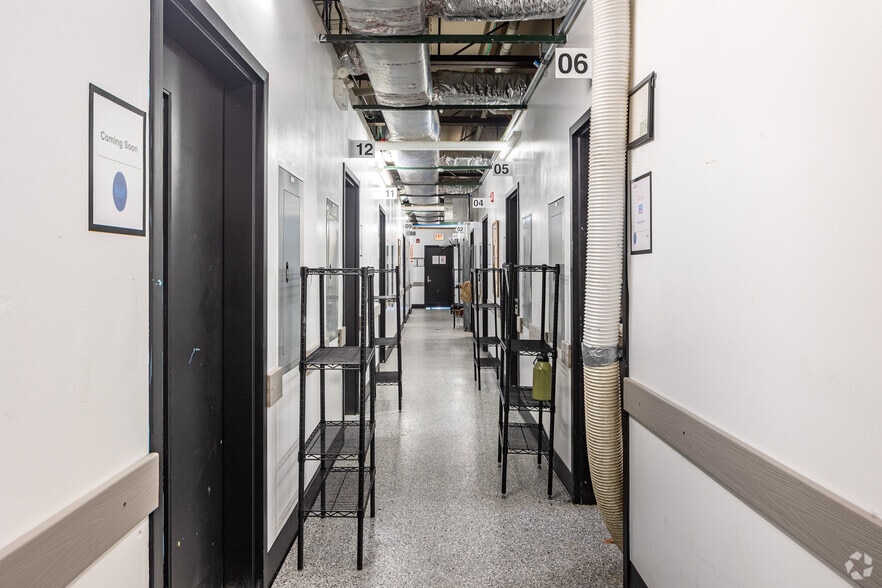 More Photos Of 4131-4133 N Rockwell St, Chicago Manufacturing For Lease