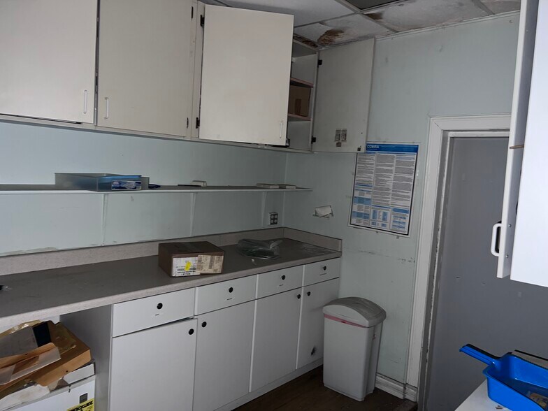 More Photos Of 12450 Burbank Blvd, North Hollywood Unknown For Lease