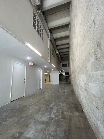 More Photos Of 8410-8432 NW 61st St, Miami Light Manufacturing For Lease