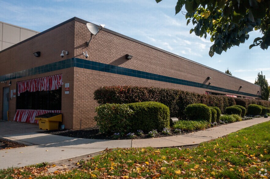 More Photos Of 201 Grumman Rd W, Bethpage Distribution For Lease