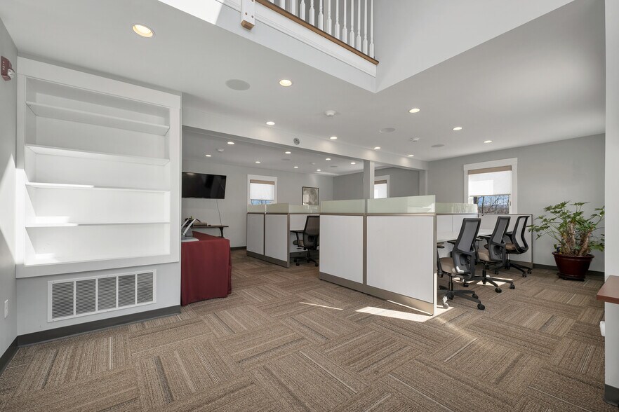 More Photos Of 252 Daniel Webster Hwy, Meredith Office For Sale