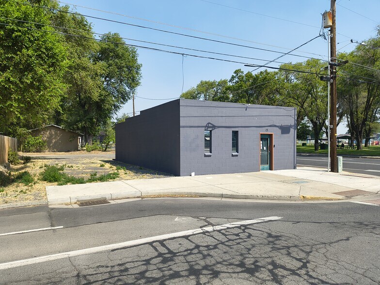 More Photos Of 15 NE 7th St, Madras Office For Sale