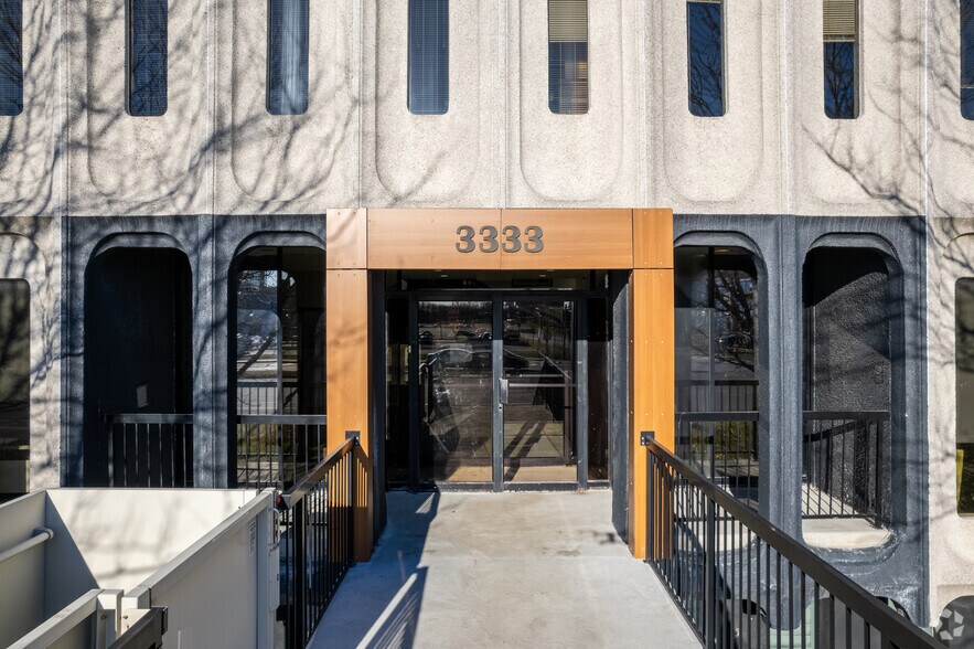 More Photos Of 3333 Boul du Souvenir, Laval Medical For Sale