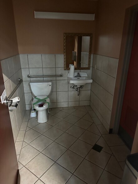 More Photos Of 7620 165th st, Hammond Storefront For Lease