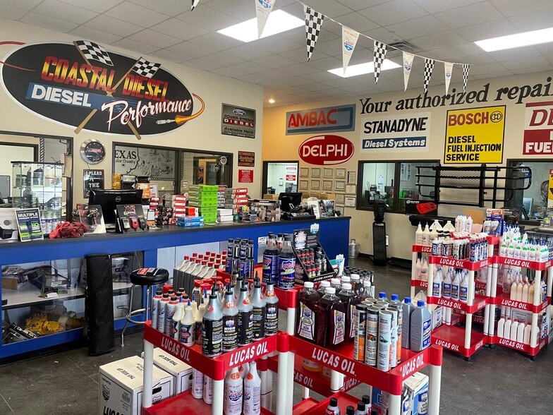 More Photos Of 5809 Leopard St, Corpus Christi Service For Lease