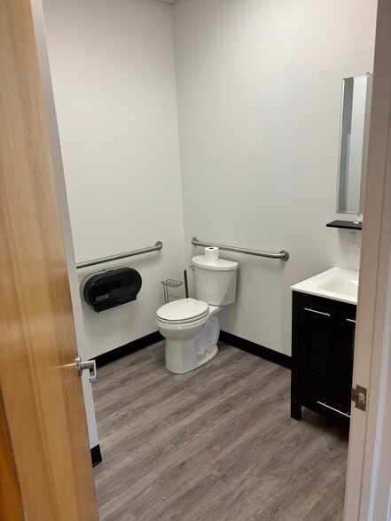 More Photos Of 95 N Leslie Rd, North East Office Residential For Lease