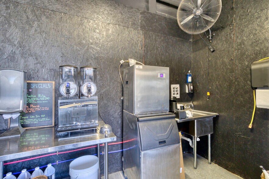 More Photos Of 710 S May St, Madisonville General Retail For Sale