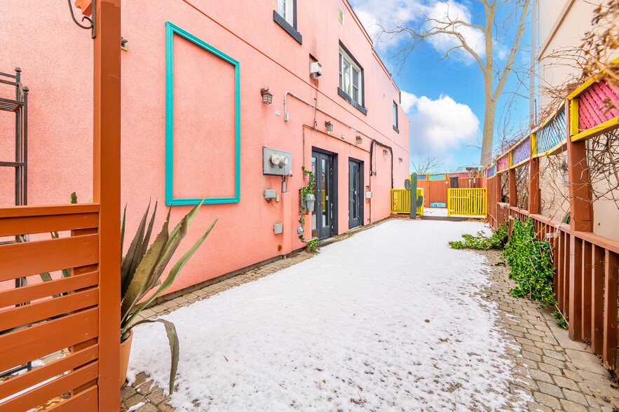 More Photos Of 277 Queen St S, Mississauga Storefront Retail Residential For Lease