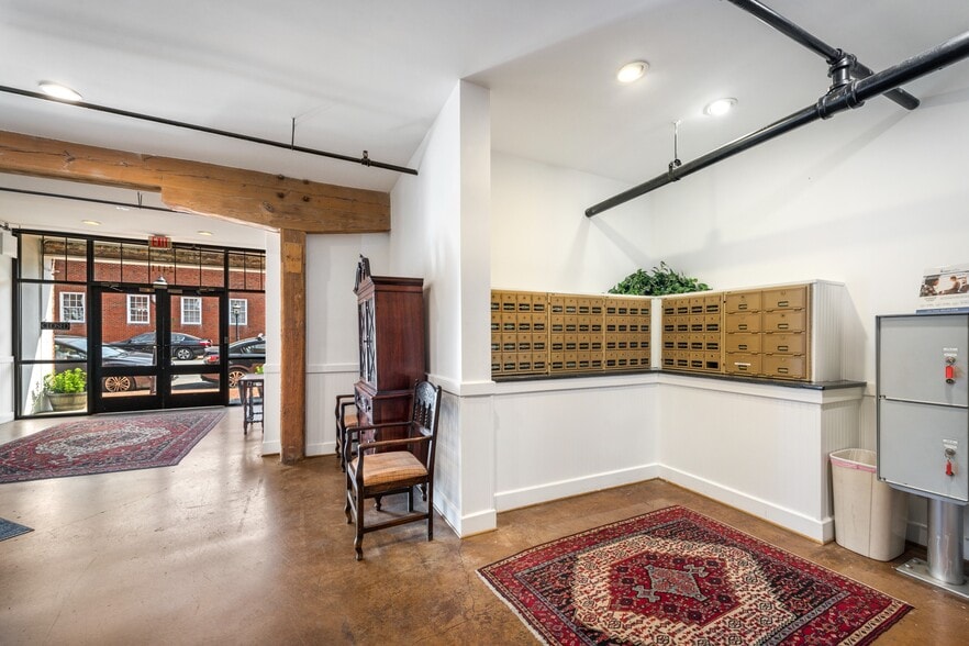 More Photos Of 2411 E Franklin St, Richmond Apartments For Lease