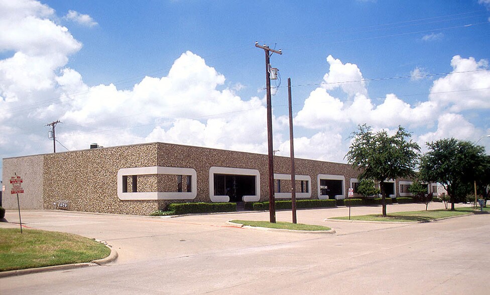 More Photos Of 4384-4398 Sunbelt Dr, Addison Light Manufacturing For Lease