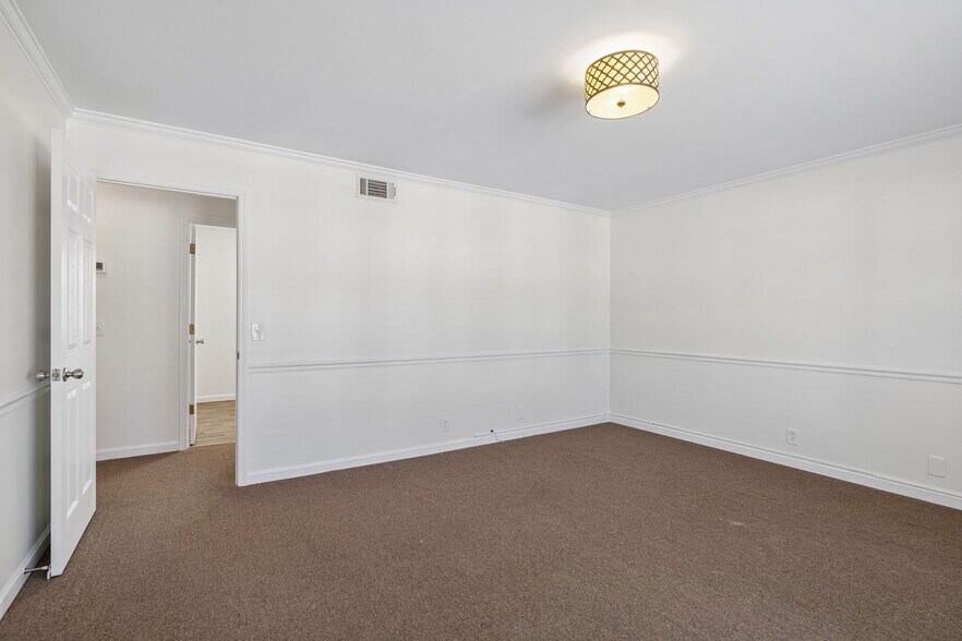 More Photos Of 109 Holiday Ct, Franklin Office For Sale