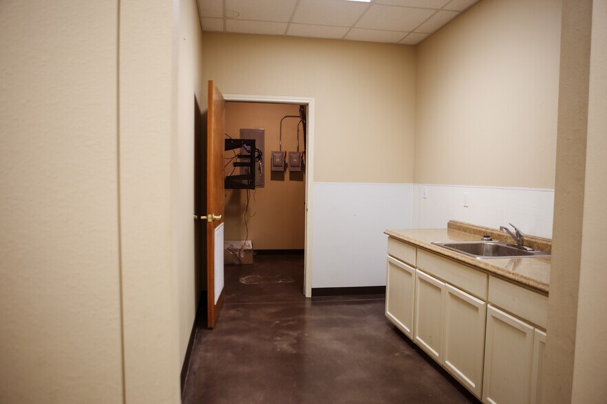 More Photos Of 2103 Longwood Dr, Brenham Warehouse For Lease