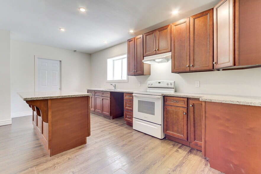 More Photos Of 395 Bay St W, Brock Office For Sale