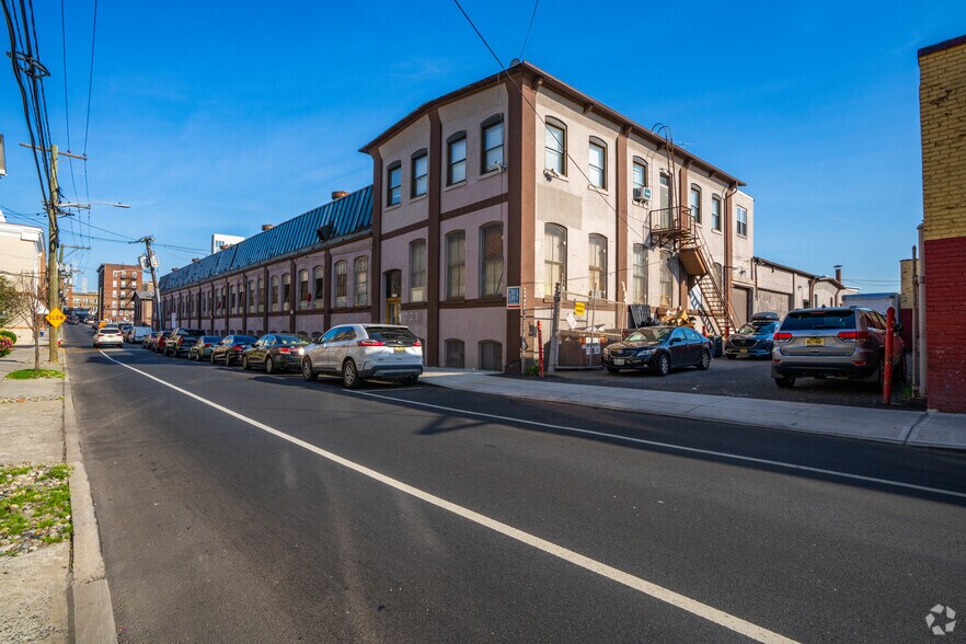 More Photos Of 567 52nd St, West New York Manufacturing For Lease
