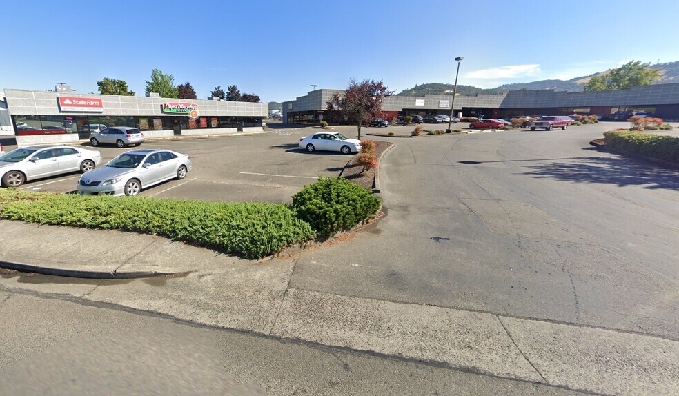 More Photos Of 250 NE Garden Valley Blvd, Roseburg General Retail For Lease