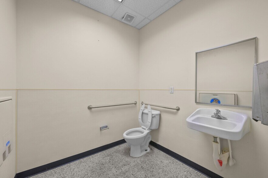 More Photos Of 1699 N Temple Ave, Starke Freestanding For Sale