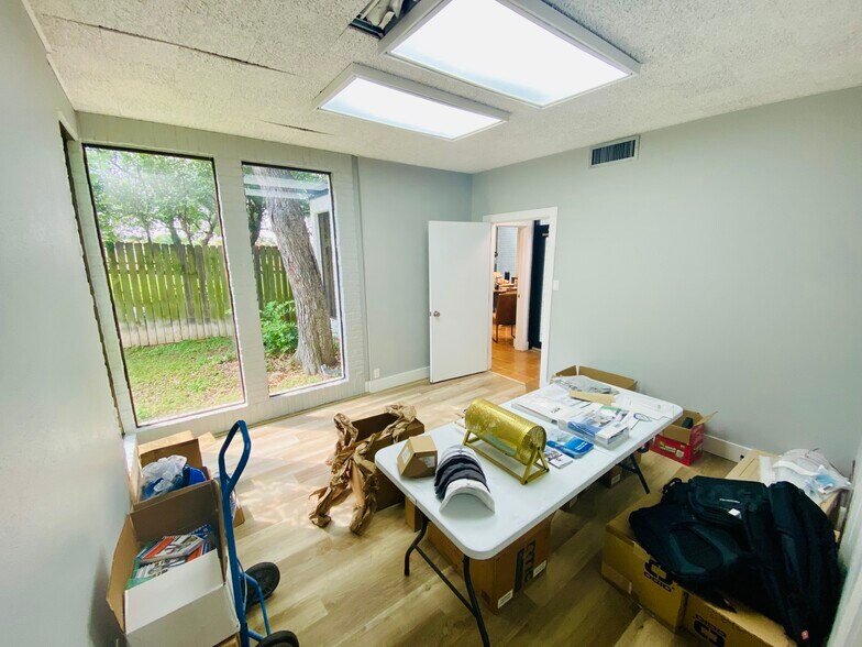 More Photos Of 1176 Business 35, New Braunfels Office For Sale