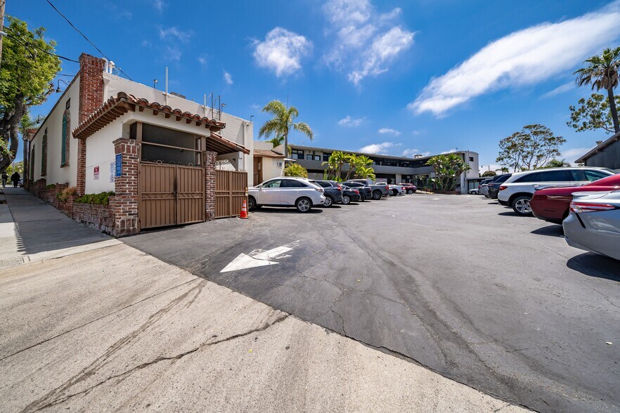 More Photos Of 2515 E Coast Hwy, Corona Del Mar Storefront Retail Office For Sale
