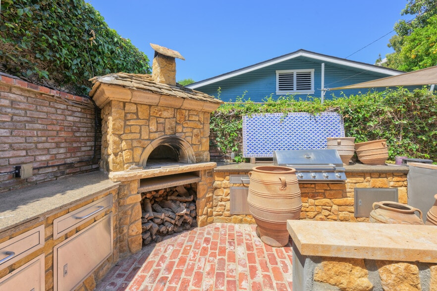 More Photos Of 1002 W 3rd St, Santa Ana Office For Sale