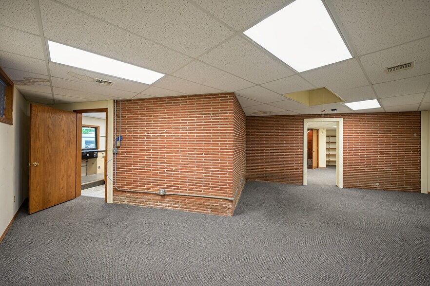 More Photos Of 802 W 8th St, Coffeyville Office For Sale