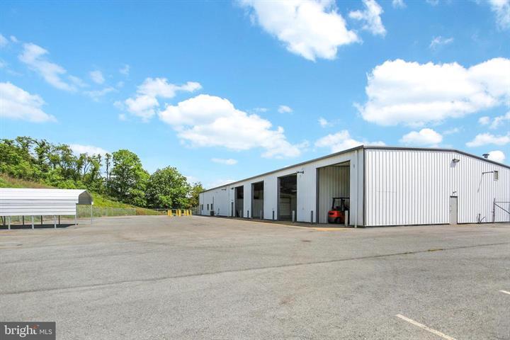 More Photos Of 57 W Shortcut Rd, Newport Showroom For Sale