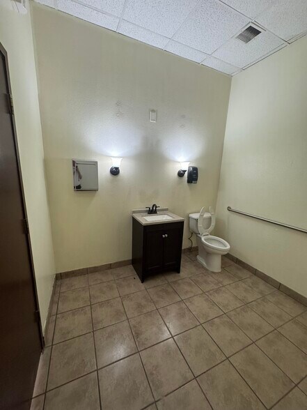 More Photos Of 416 N Stanton St, El Paso Office For Lease