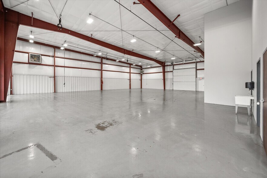 More Photos Of 219 Enterprise Ct, Shelbyville Warehouse For Lease