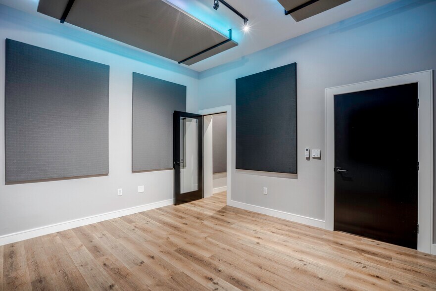 More Photos Of 10440 Burbank Blvd, North Hollywood Office For Sale