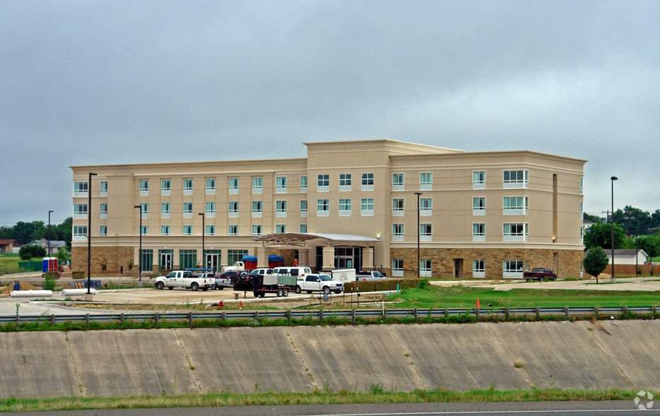 More Photos Of 300 E Central Texas Expy, Killeen Hotel For Sale