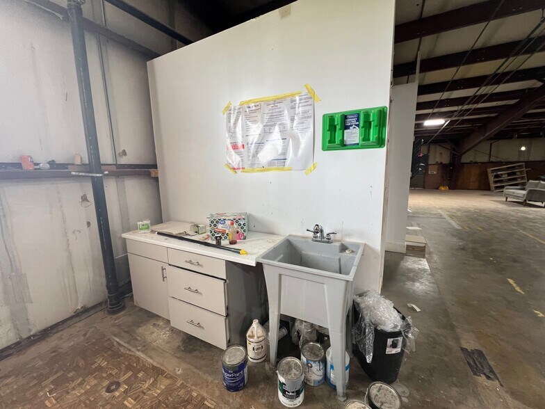 More Photos Of 1440 N Fifth St, Madison Warehouse For Lease