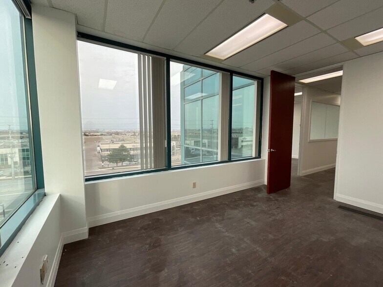 More Photos Of 989 Derry Rd E, Mississauga Office For Lease