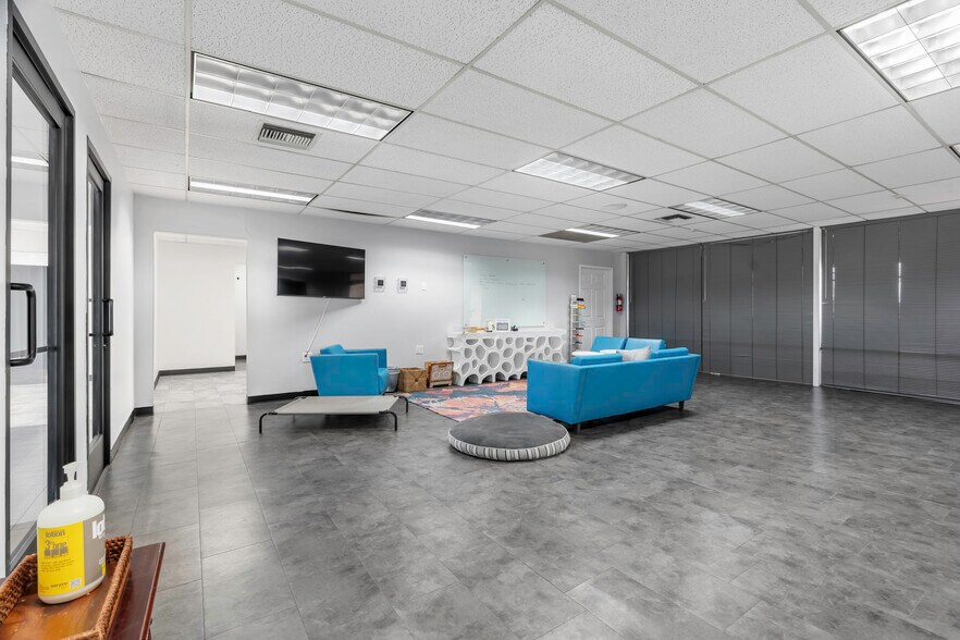 More Photos Of 4600 W American Ave, Bakersfield Office For Sale