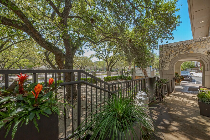 More Photos Of 1512 W Alabama St, Houston General Retail For Sale