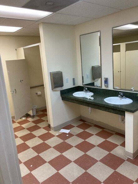 More Photos Of 13505 New Hampshire, Silver Spring Specialty For Lease