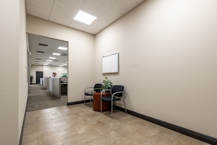 More Photos Of 422 NE 2nd Pl, Cape Coral Office For Lease