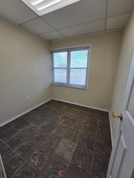 More Photos Of 1222 NW Cache Rd, Lawton Office For Lease