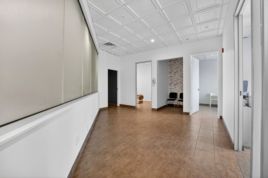 More Photos Of 3075 Hospital Gate, Oakville Medical For Lease