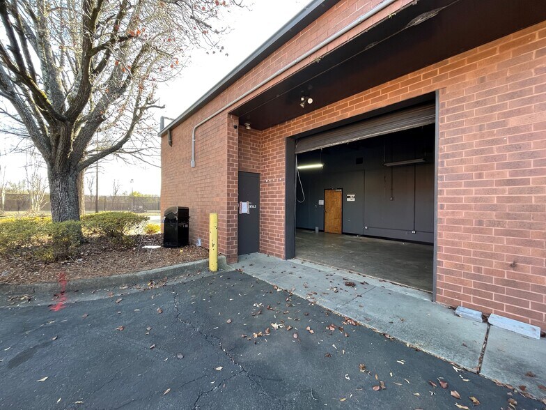 More Photos Of 9771 Southern Pine Blvd, Charlotte Flex For Lease
