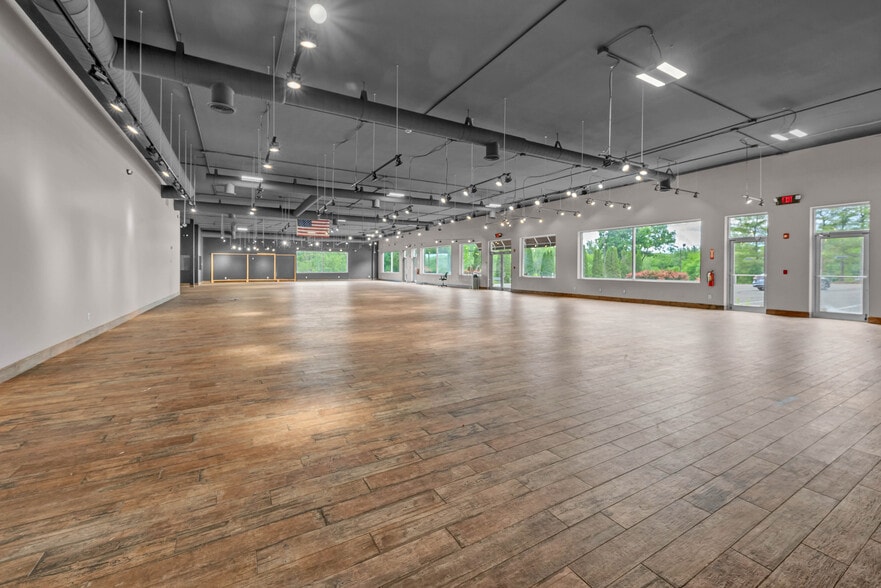 More Photos Of 20 Federal Rd, Brookfield Storefront For Lease