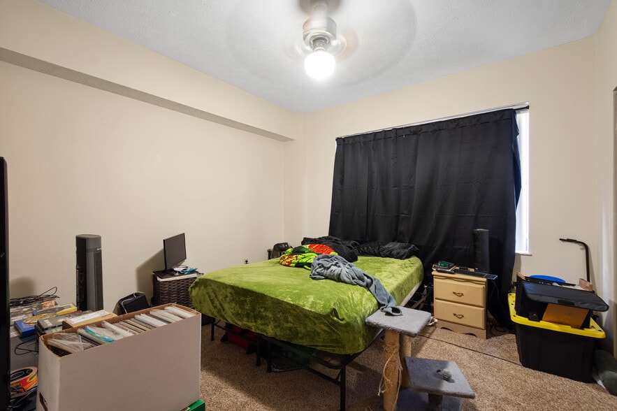 More Photos Of 700 5th Ave, Coraopolis Showroom For Sale