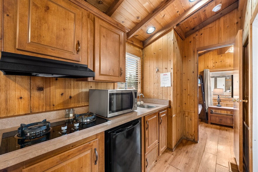 More Photos Of 1050 South Blvd, Dutch John Hotel For Sale