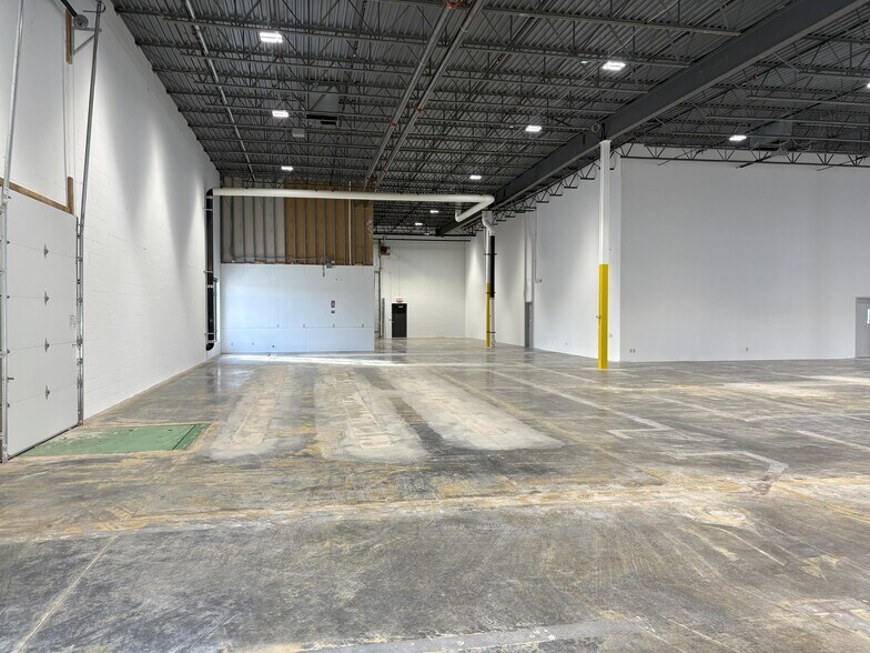 More Photos Of 5910 Rice Creek Pky, Shoreview Showroom For Lease