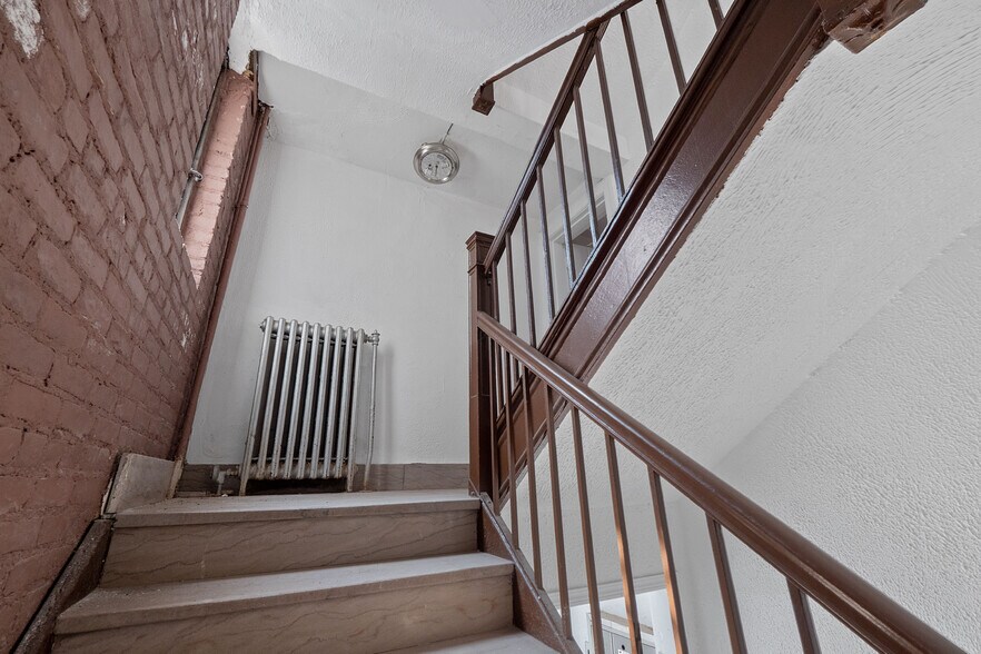 More Photos Of 18 Green St, Newark Storefront Retail Office For Lease