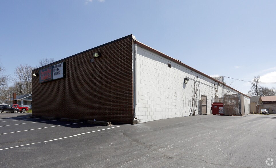 More Photos Of 1202 S Walnut St, Bloomington Storefront For Lease