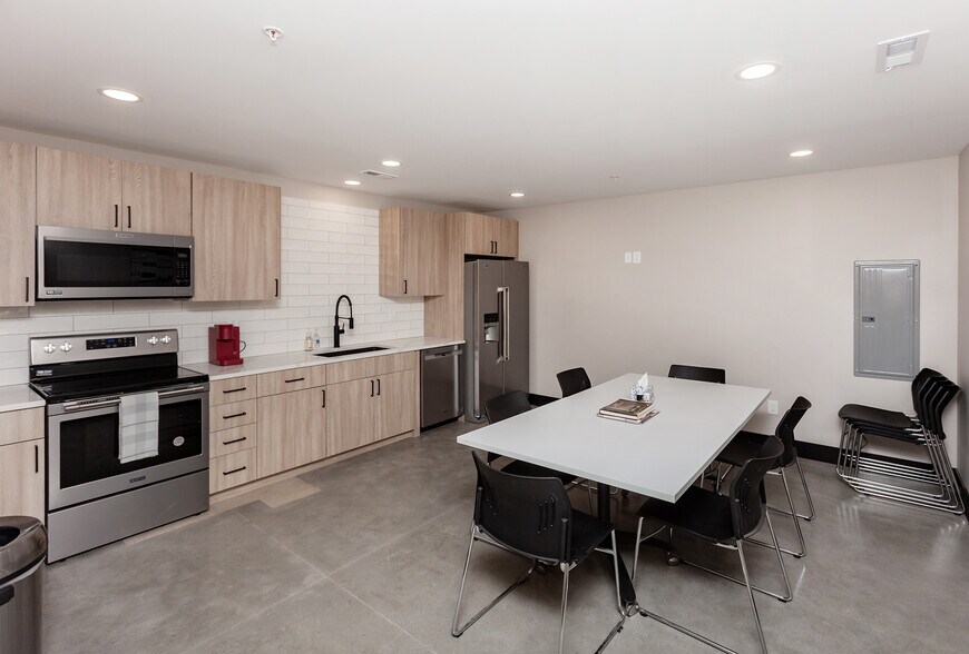 More Photos Of 7640 SW 22nd St, Des Moines Industrial For Sale