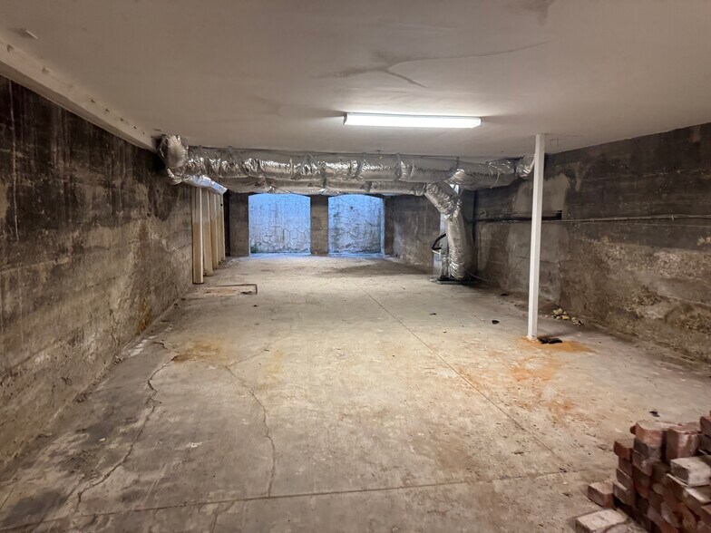 More Photos Of 390 S Main St, Memphis Office For Sale